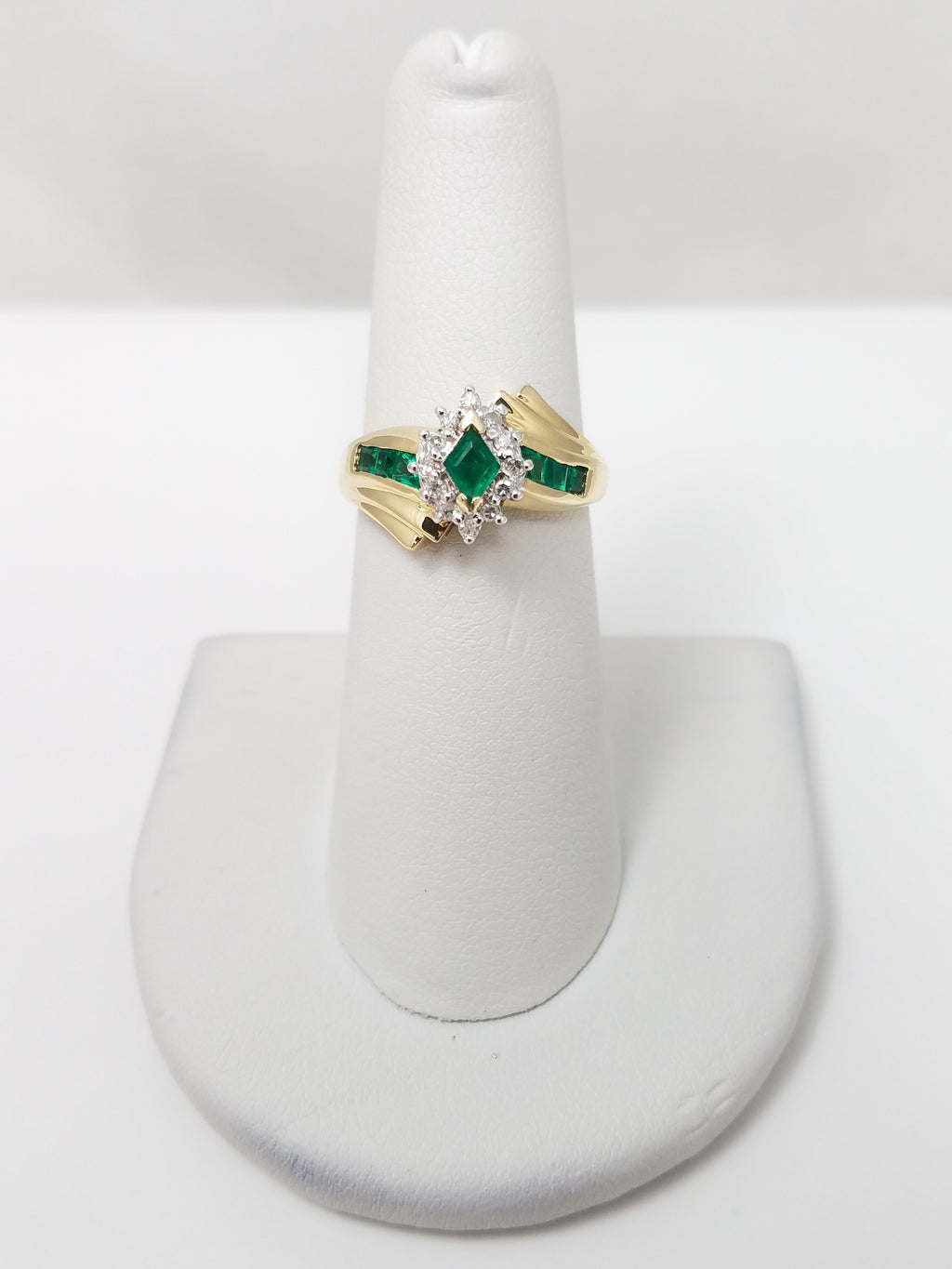 Captivating 14k Yellow Gold Lab Created Emerald Natural Diamond Ring