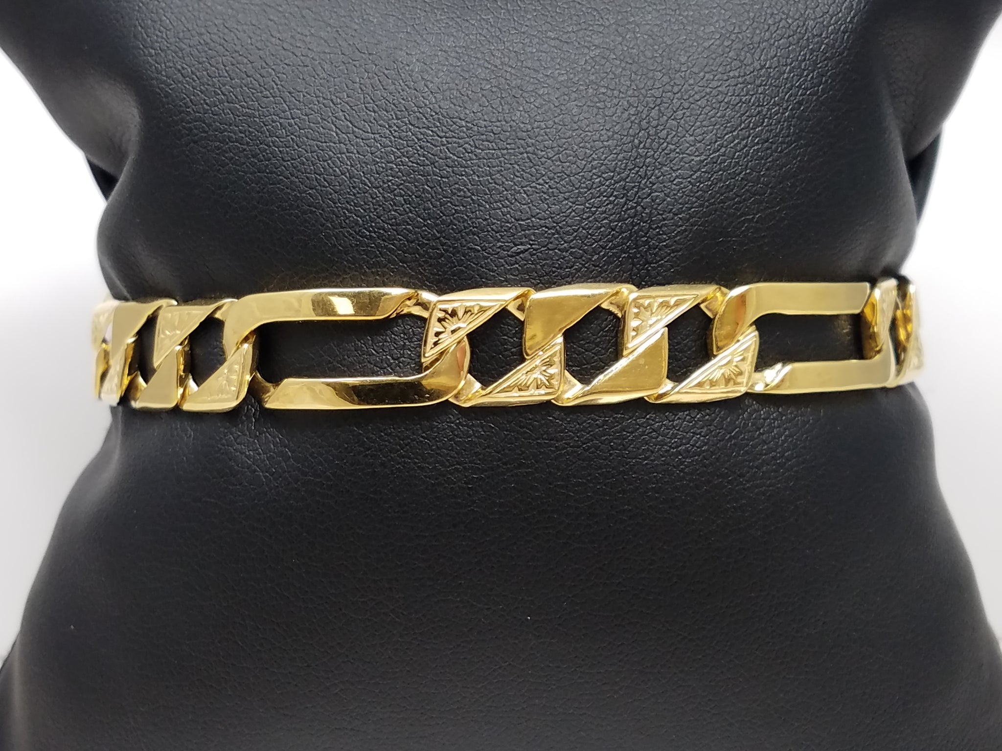 Grand 8" 10k Yellow Gold Fancy Textured Figaro Link Bracelet