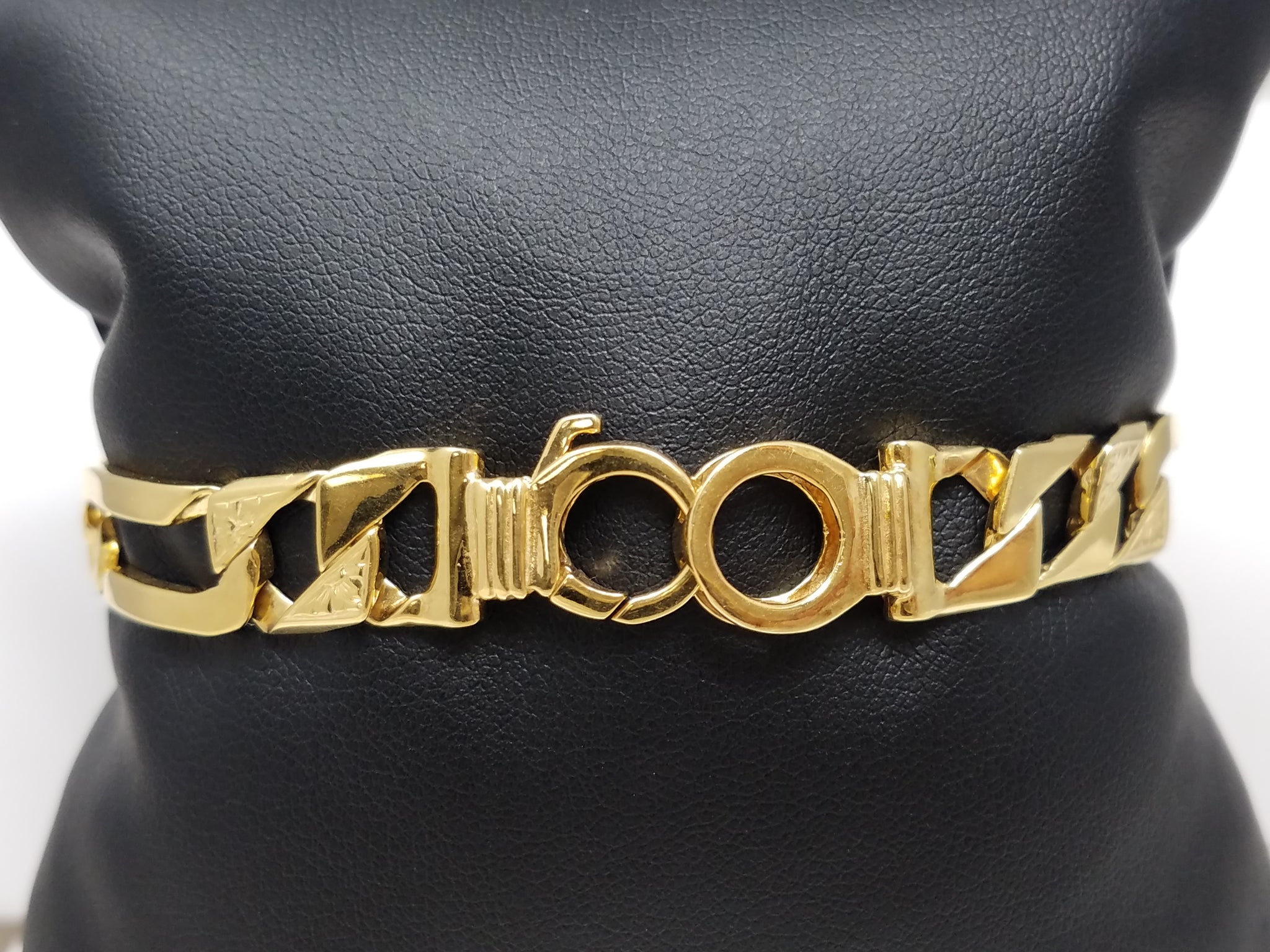 Grand 8" 10k Yellow Gold Fancy Textured Figaro Link Bracelet