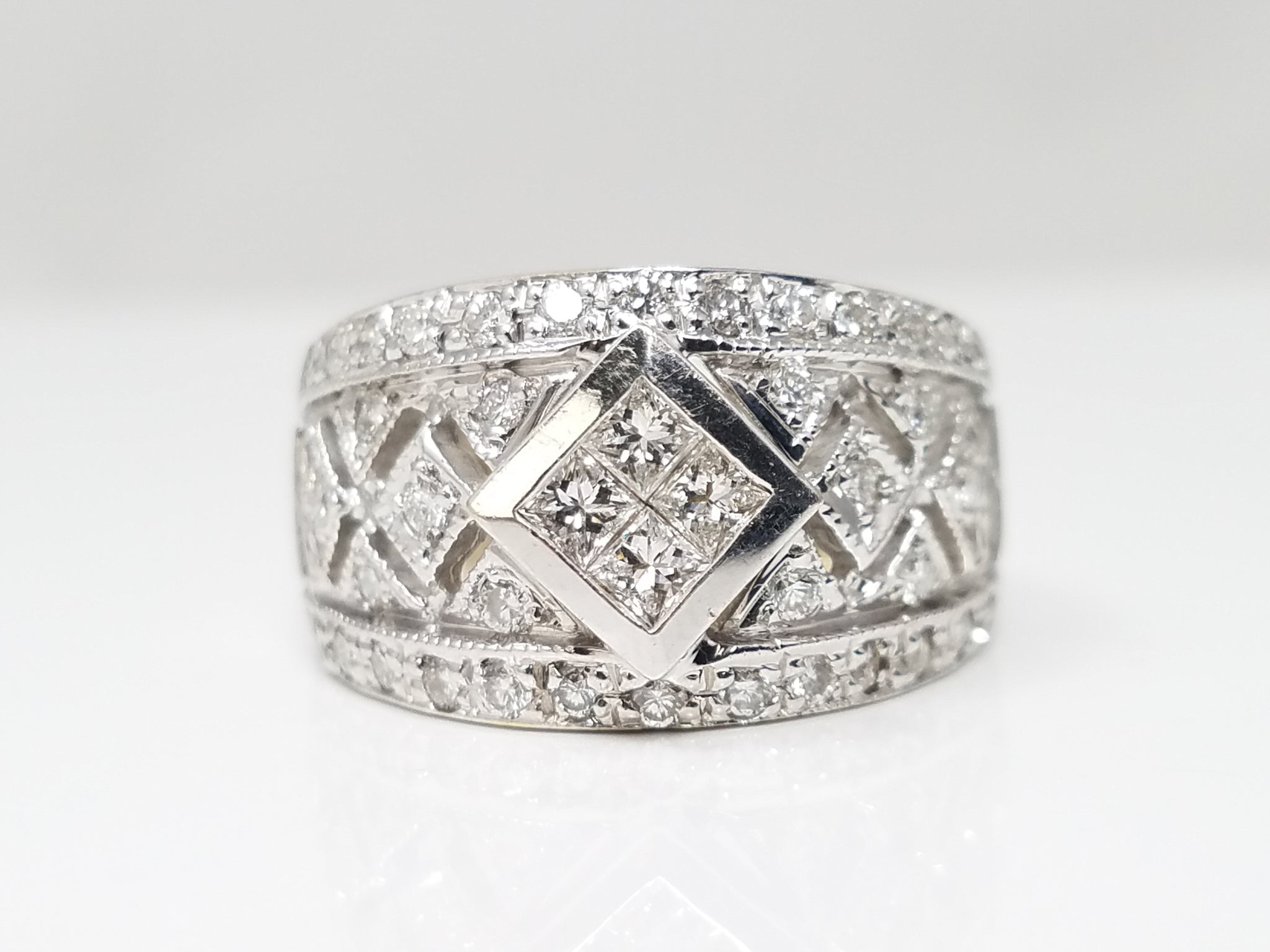 Exquisite 18k White Gold Natural Diamond Ring