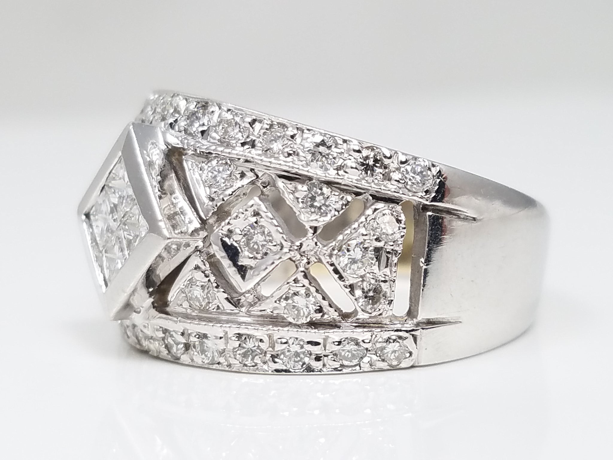 Exquisite 18k White Gold Natural Diamond Ring