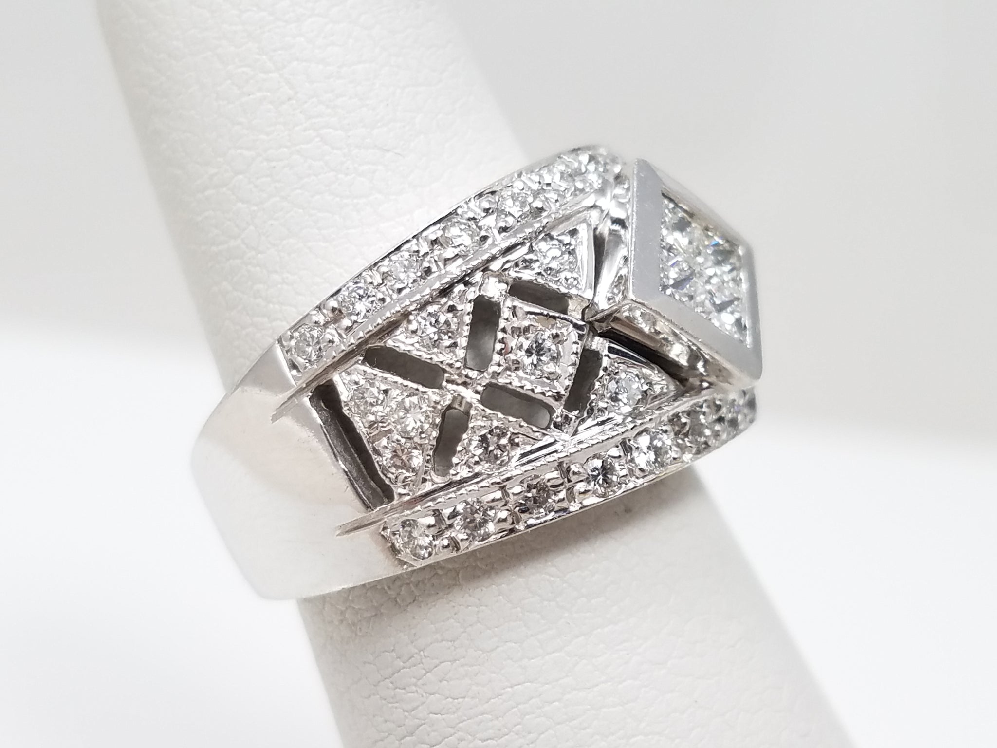Exquisite 18k White Gold Natural Diamond Ring