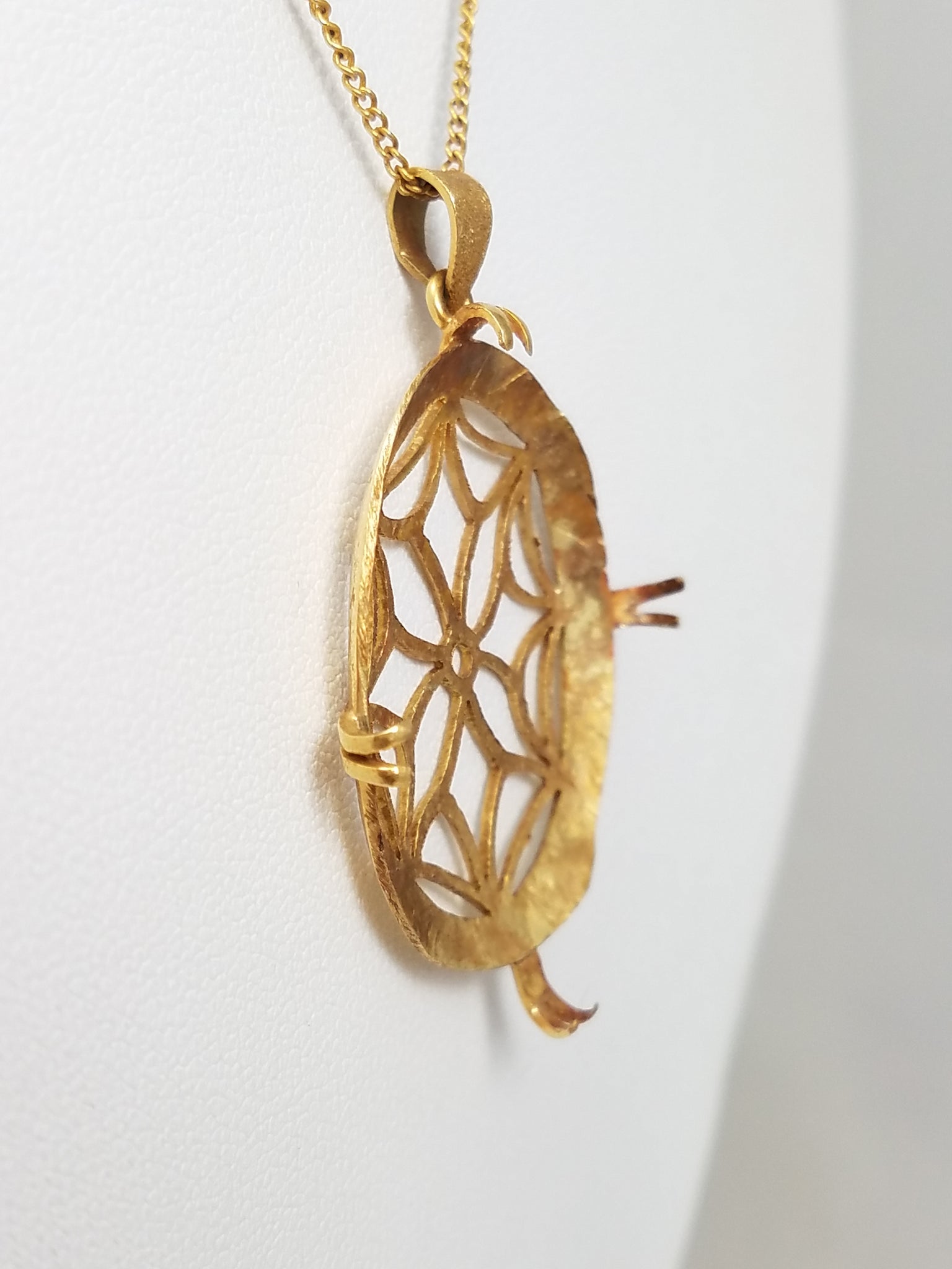 Lavish Vintage 15.75" 18k Yellow Gold Cutout Pendant Necklace Mount