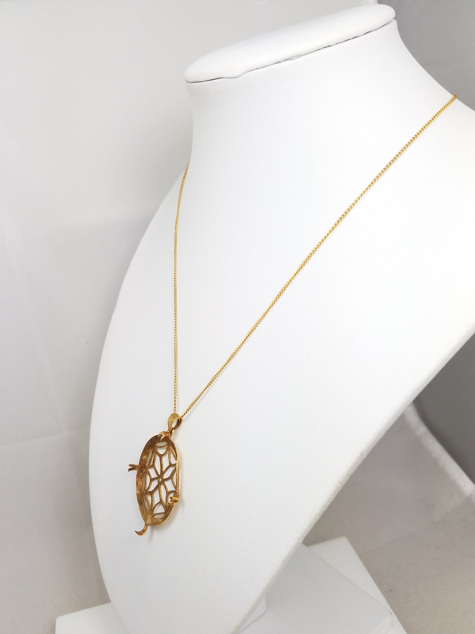 Lavish Vintage 15.75" 18k Yellow Gold Cutout Pendant Necklace Mount