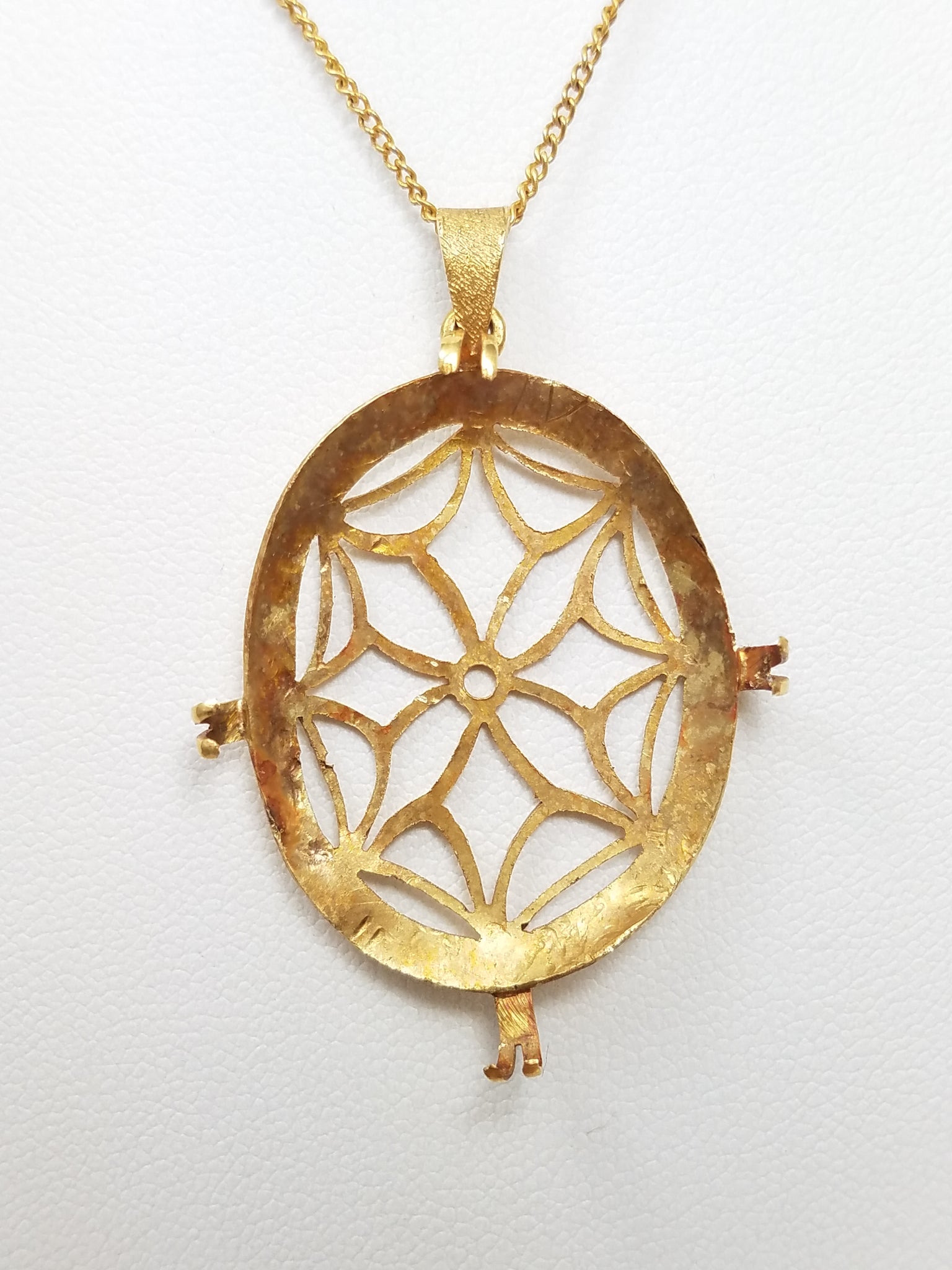 Lavish Vintage 15.75" 18k Yellow Gold Cutout Pendant Necklace Mount