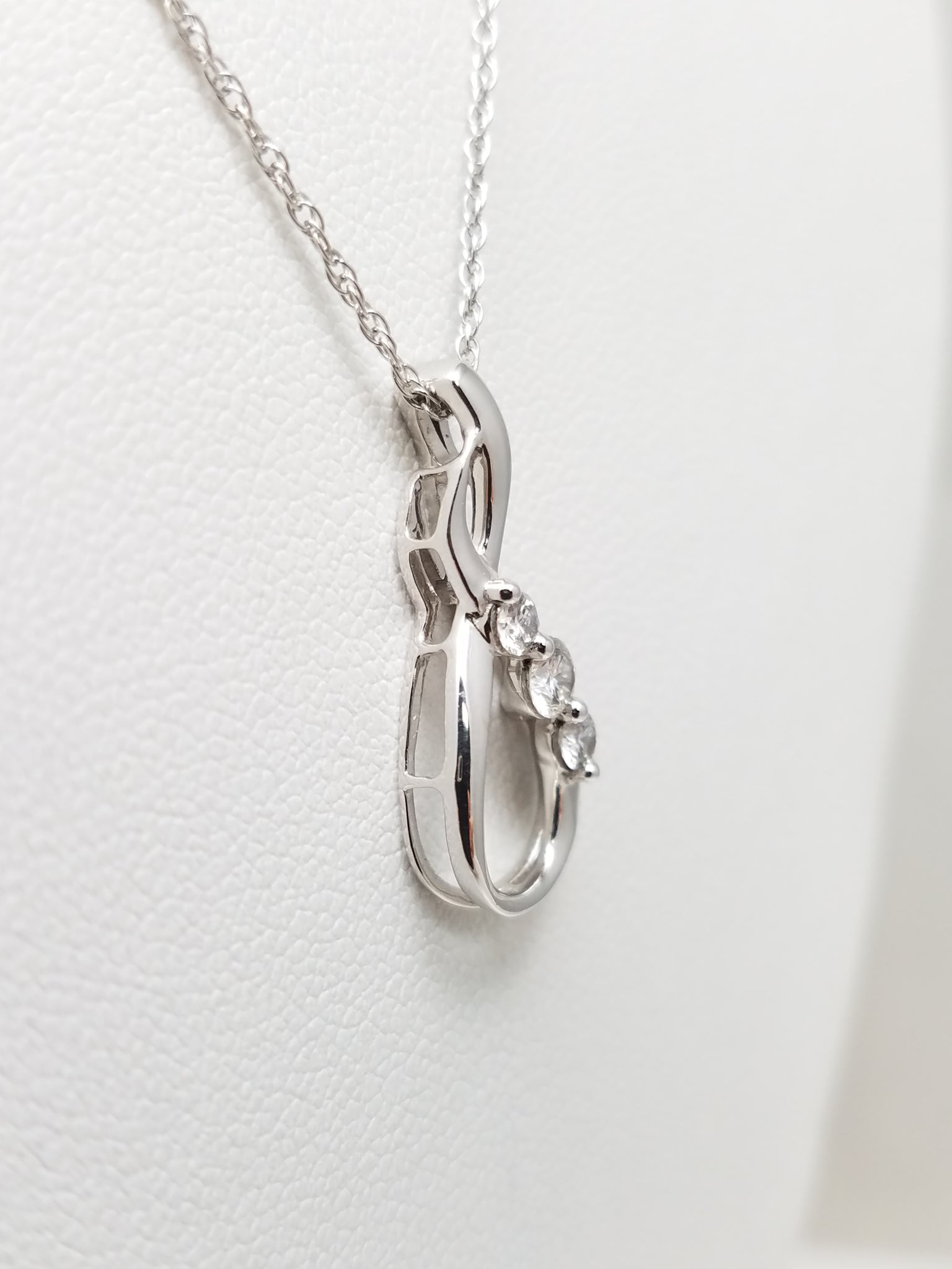 Dainty 18" 10k White Gold Natural Diamond Freeform Pendant Necklace