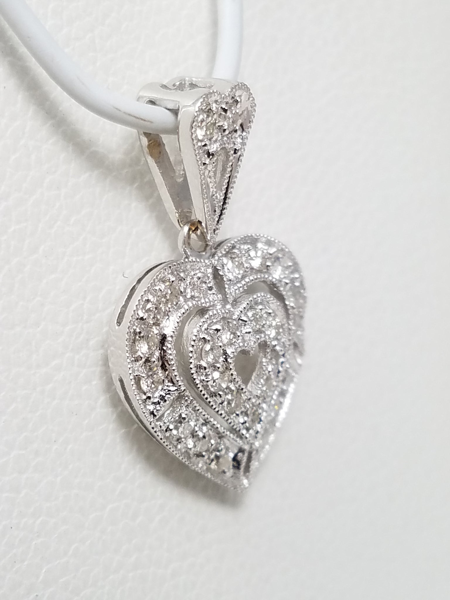 Lovely 18k White Gold Natural Diamond Heart Pendant