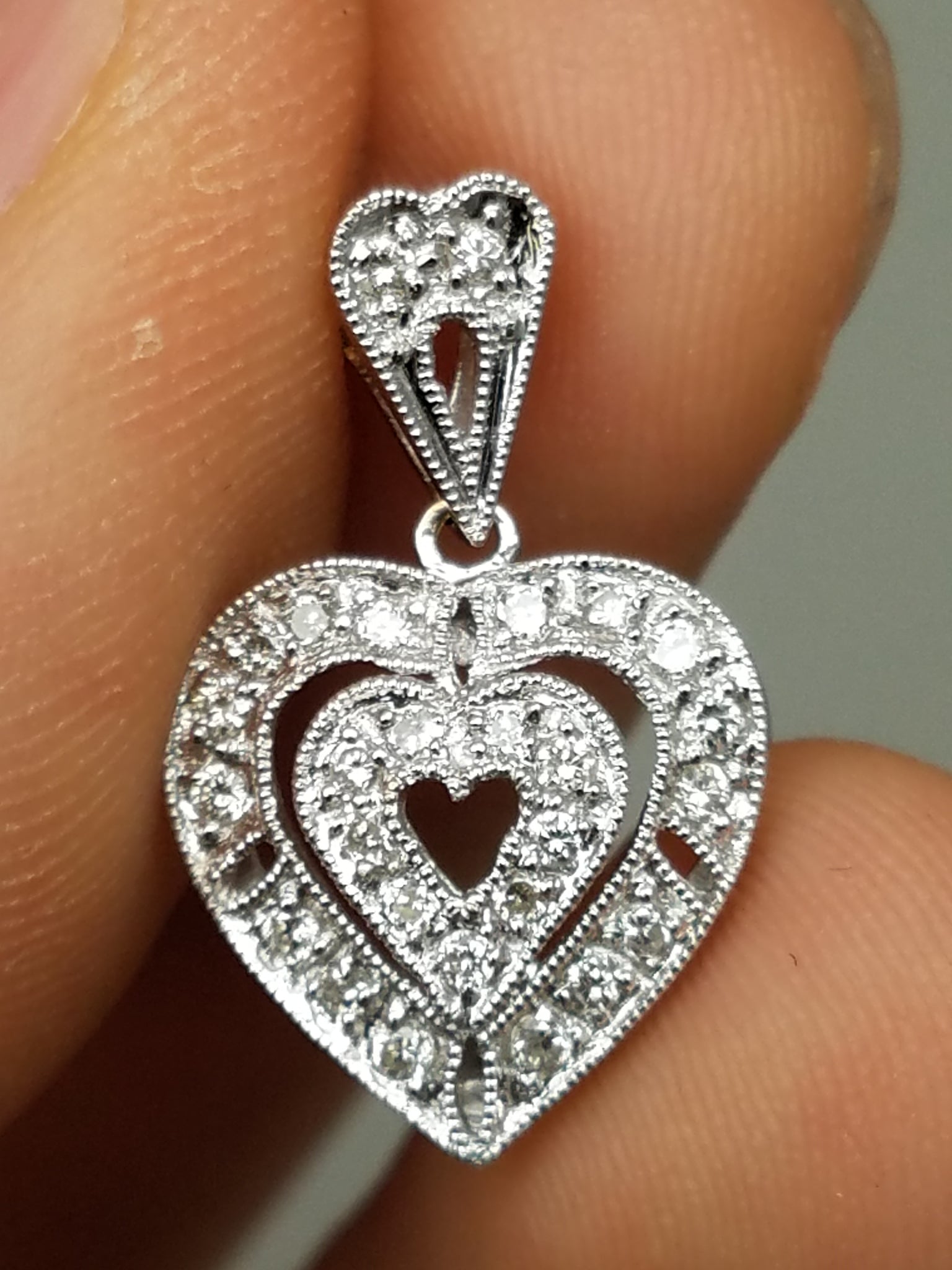 Lovely 18k White Gold Natural Diamond Heart Pendant