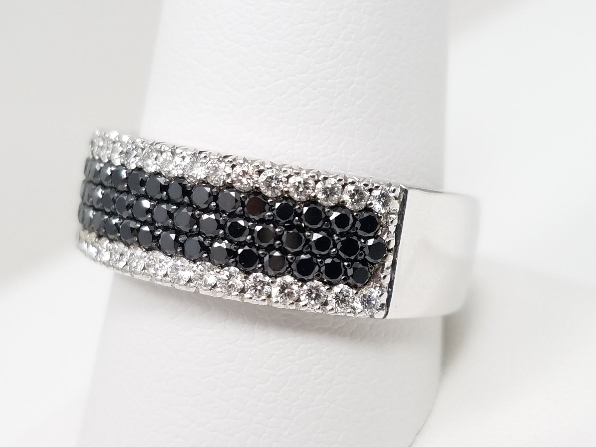 Outstanding 14k White Gold Natural Diamond Ring Band
