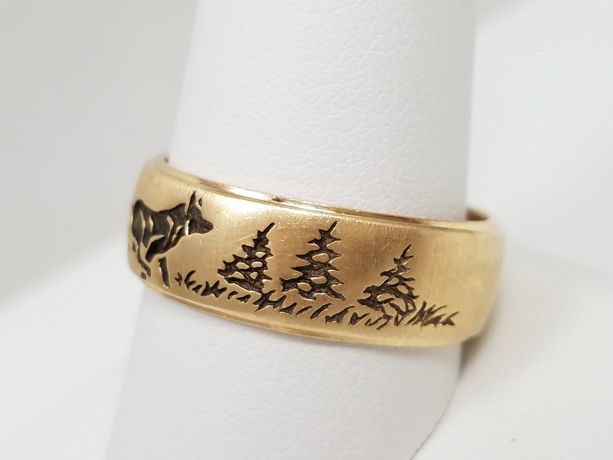 Men's Outdoorsy 14k Yellow Gold Wedding Band