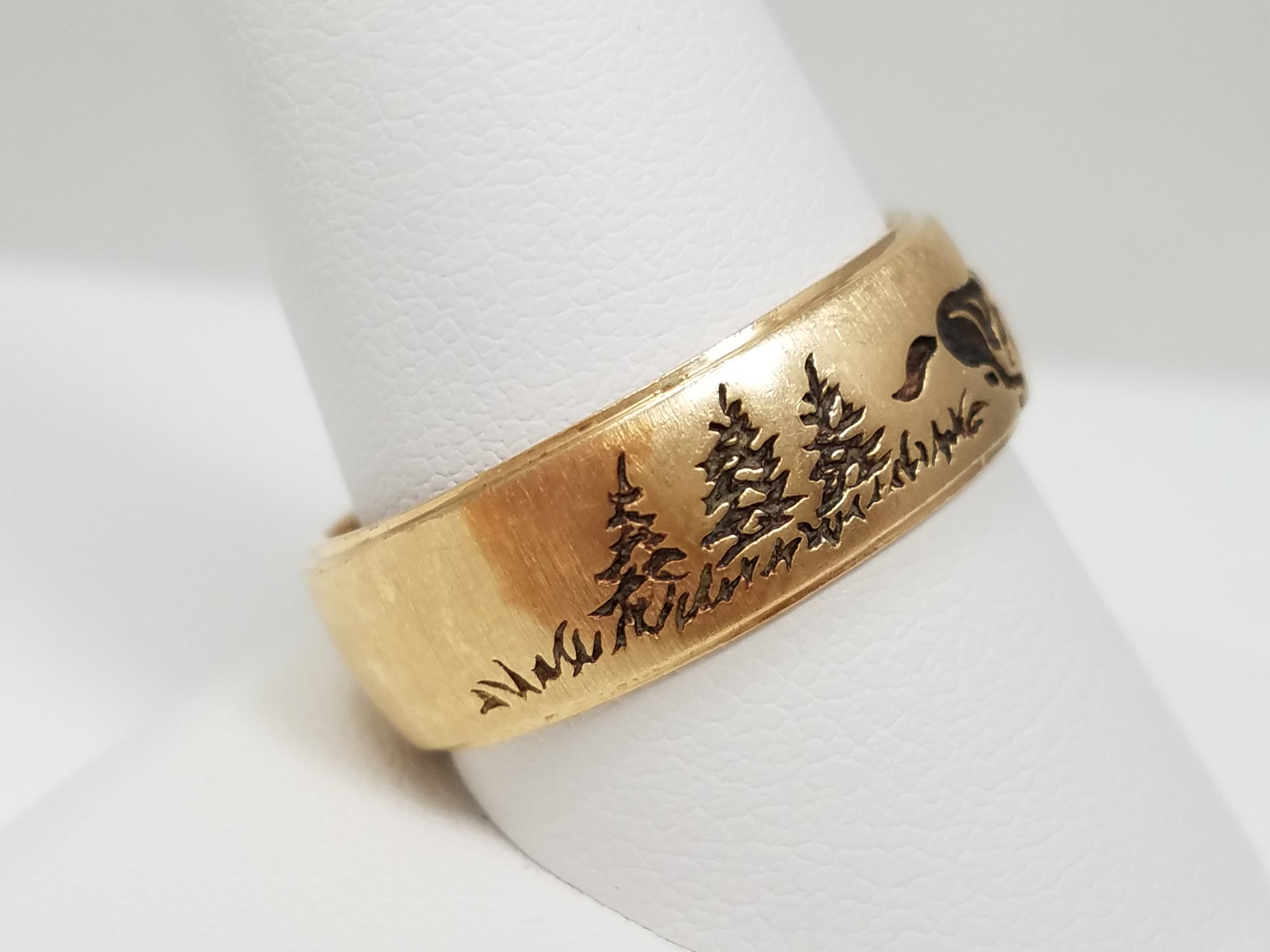 Men's Outdoorsy 14k Yellow Gold Wedding Band