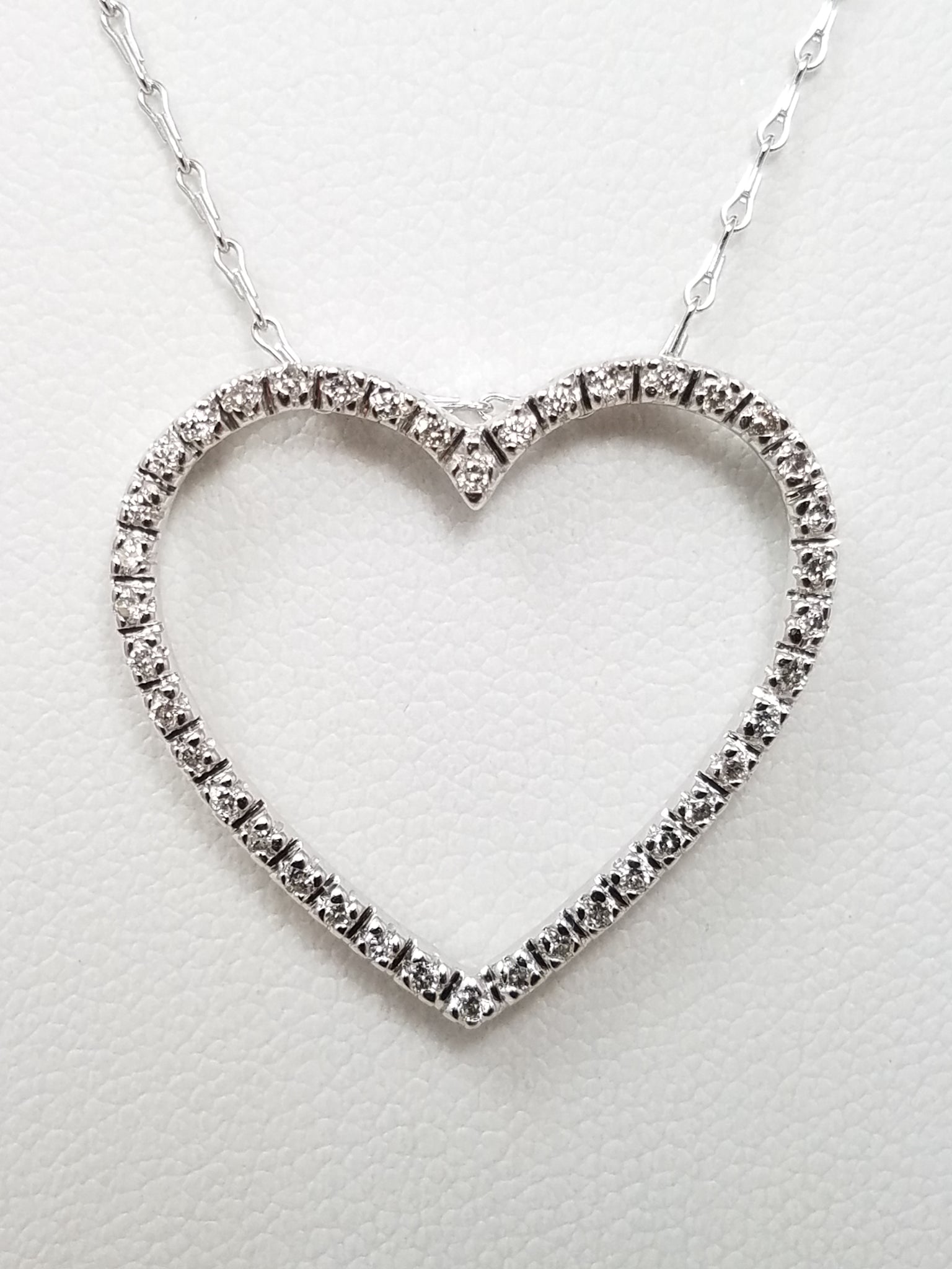 Lovely 14k White Gold Natural Diamond Pendant Heart 18" Necklace