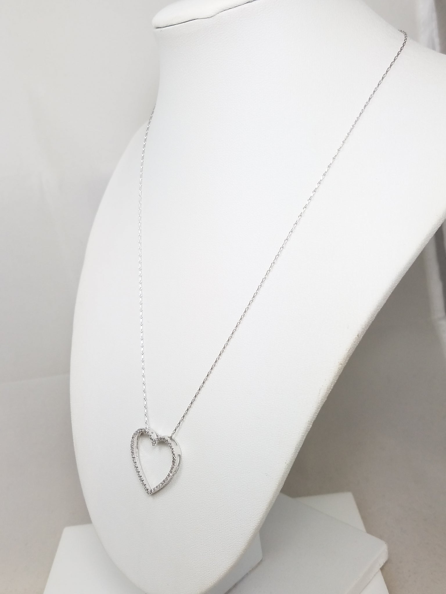Lovely 14k White Gold Natural Diamond Pendant Heart 18" Necklace