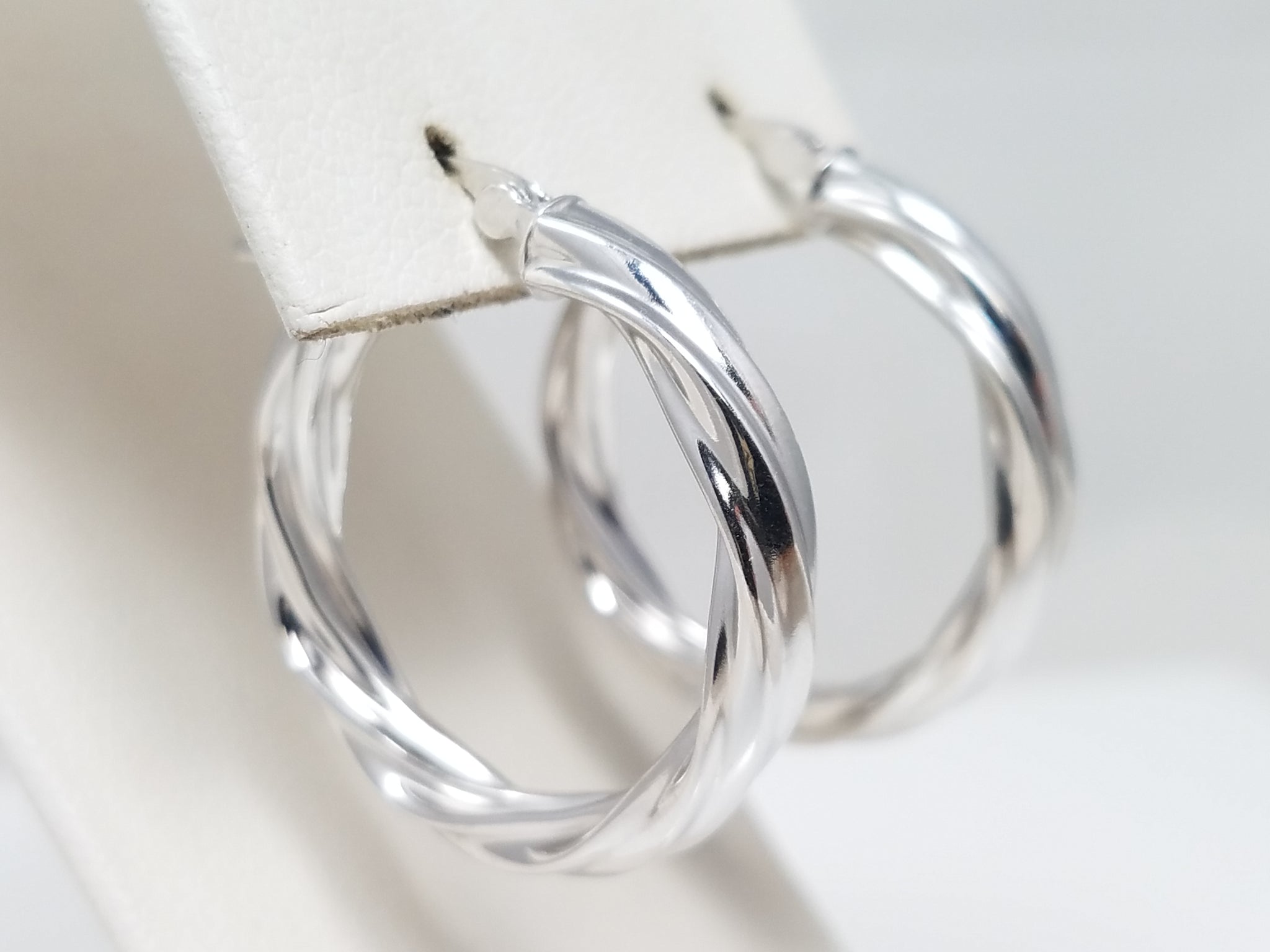 Spiral Hoop Earrings in 14k White Gold