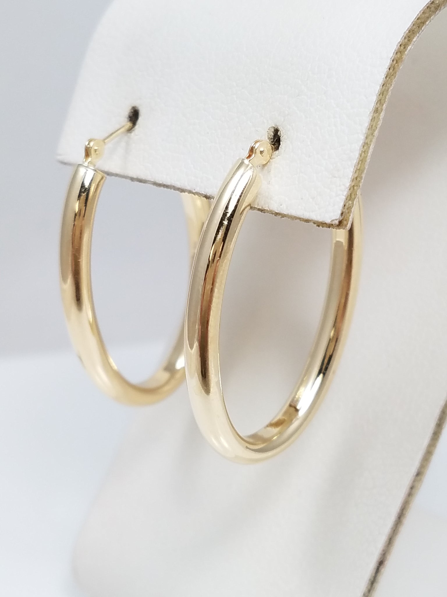 Attractive 10k Yellow Gold Hollow Elongated Hoop Earrings