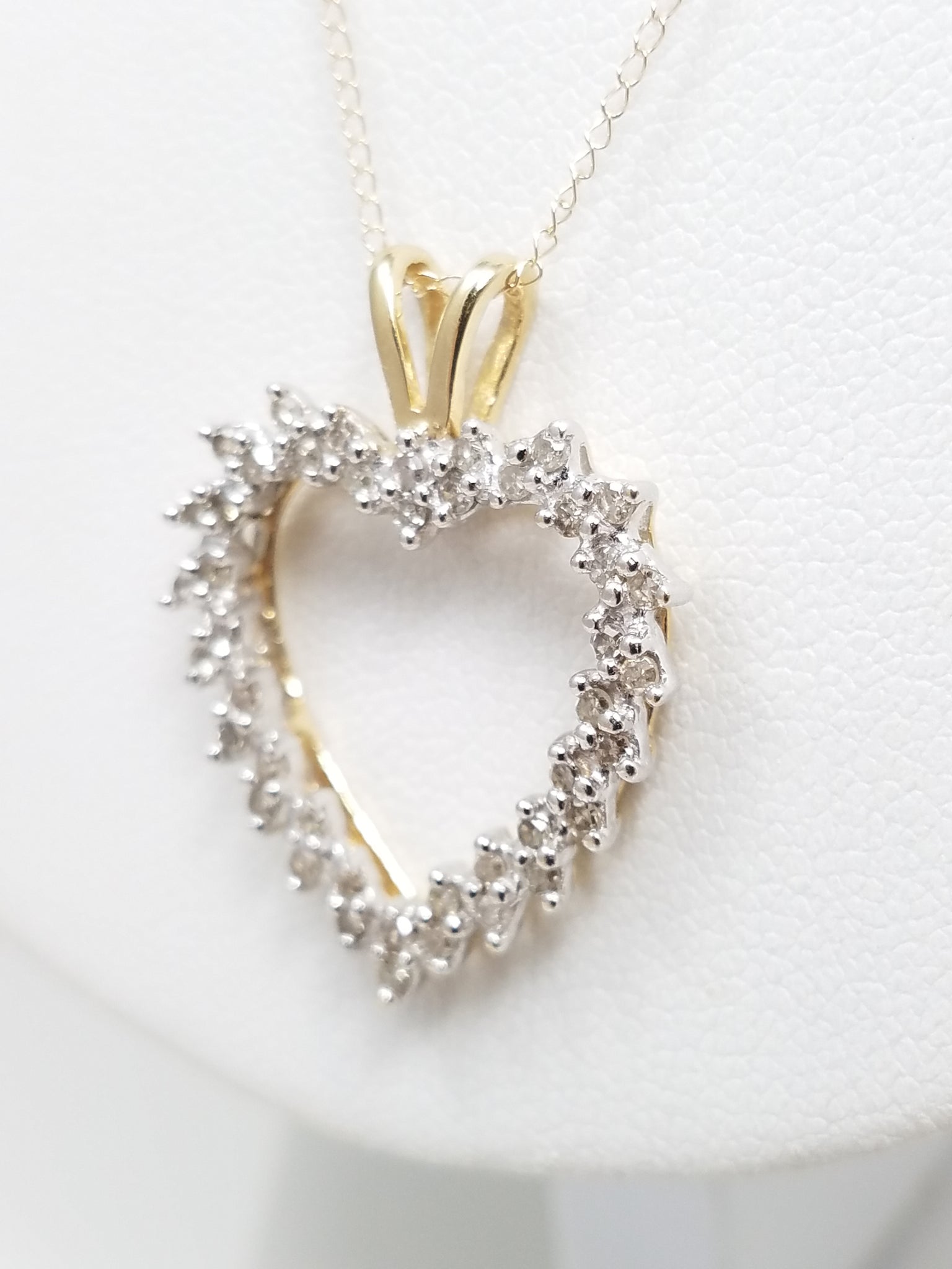 Lovely 10k Yellow Gold Diamond Heart Pendant Necklace
