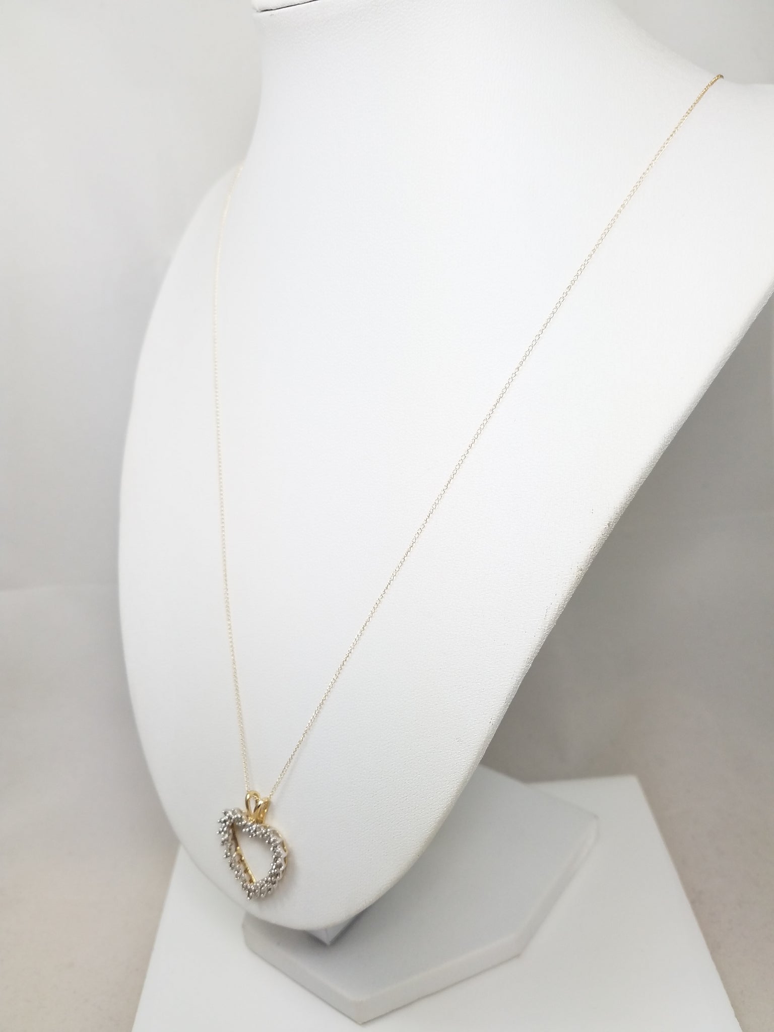 Lovely 10k Yellow Gold Diamond Heart Pendant Necklace