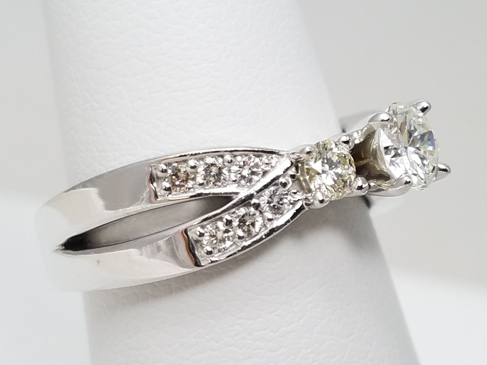 New! Luxurious 14k White Gold Natural Diamond Engagement Ring