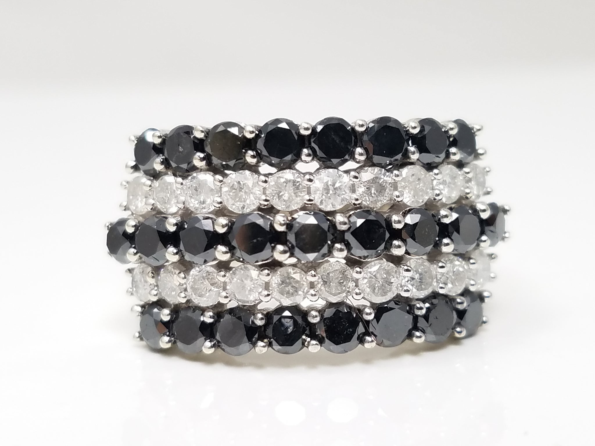 Grand 10k White Gold Natural Diamond Ring