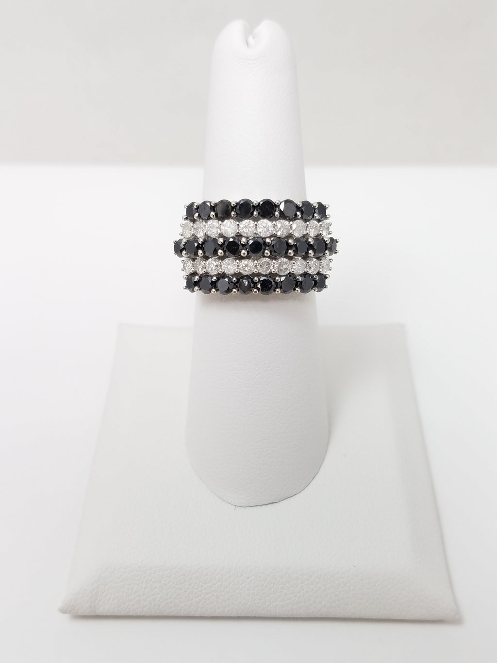 Grand 10k White Gold Natural Diamond Ring