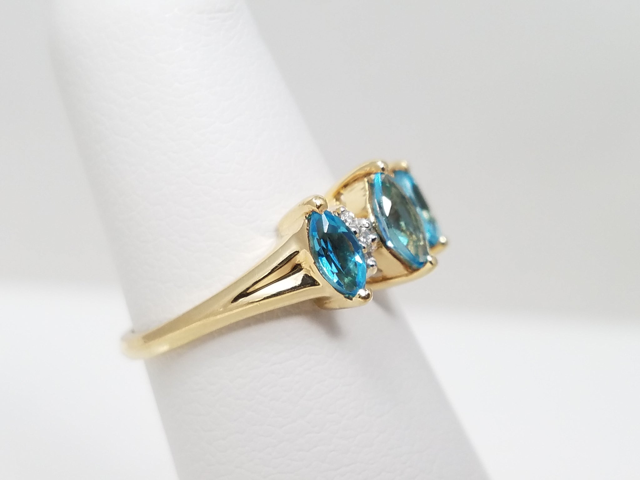 Stylish 14k Yellow Gold Natural Blue Topaz Diamond Ring