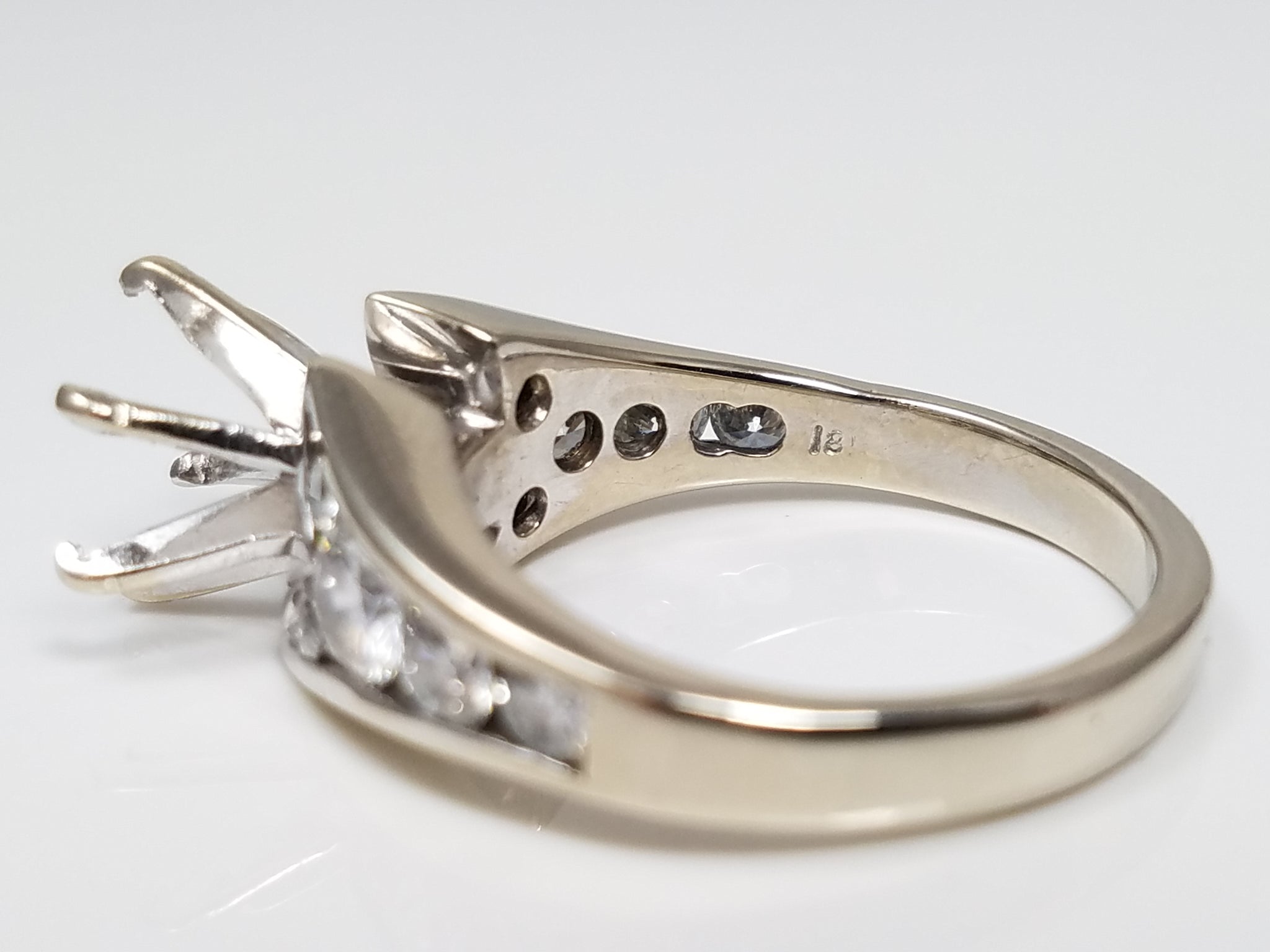 Sizzling 18k White Gold Natural Diamond Engagement Ring Mount