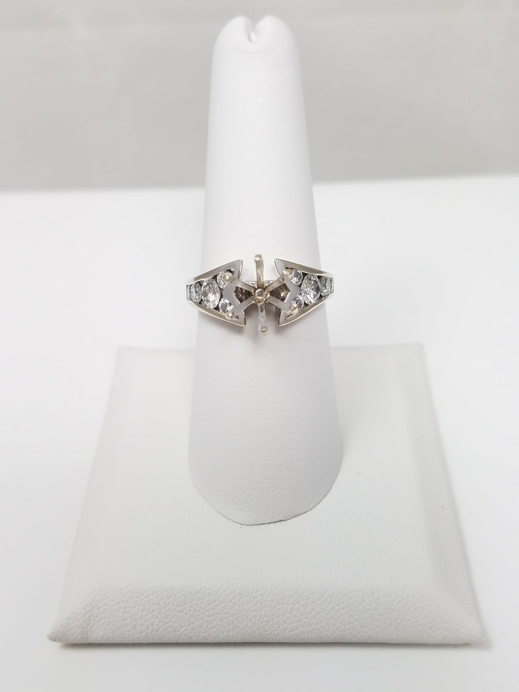 Sizzling 18k White Gold Natural Diamond Engagement Ring Mount