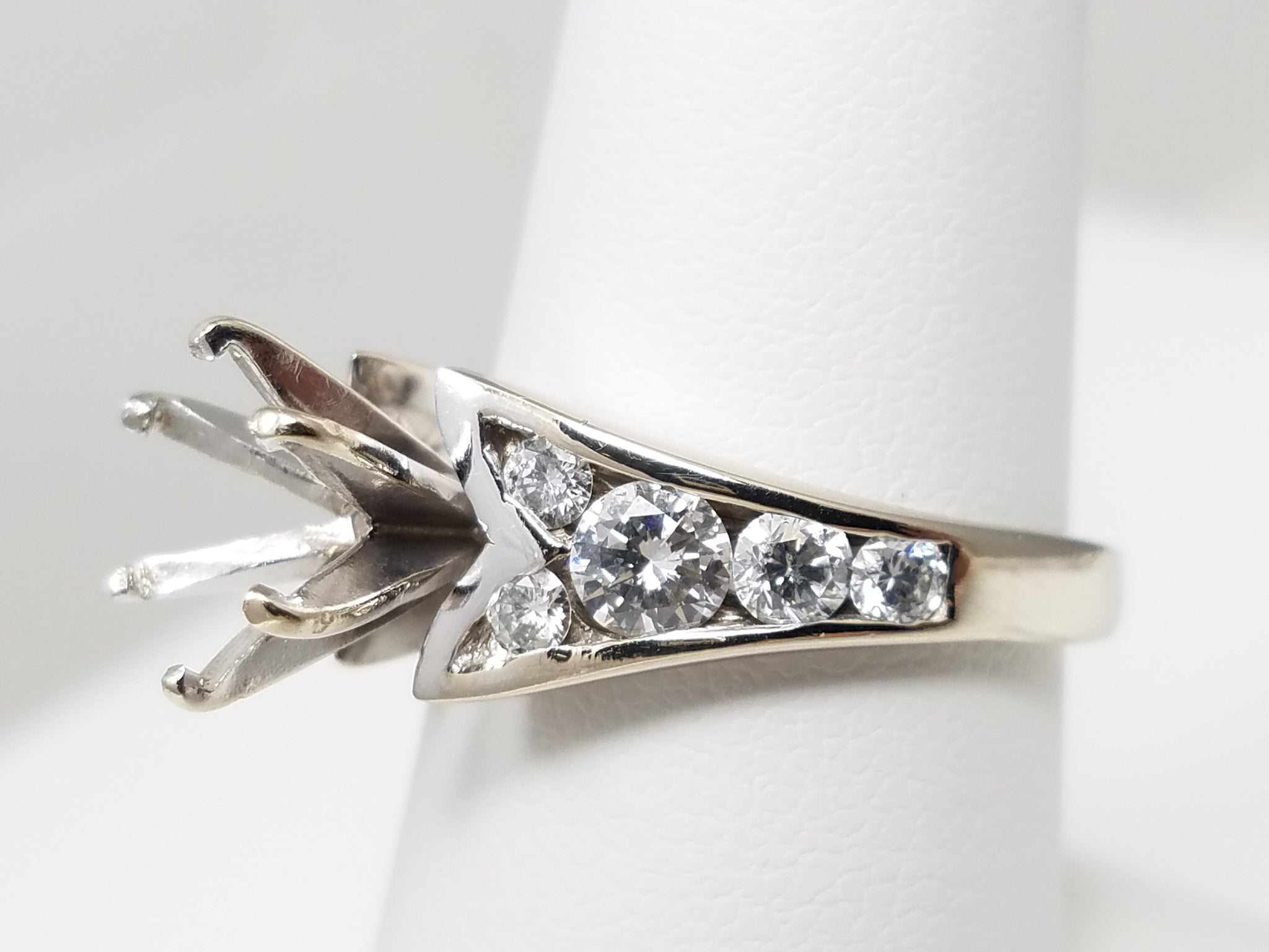 Sizzling 18k White Gold Natural Diamond Engagement Ring Mount