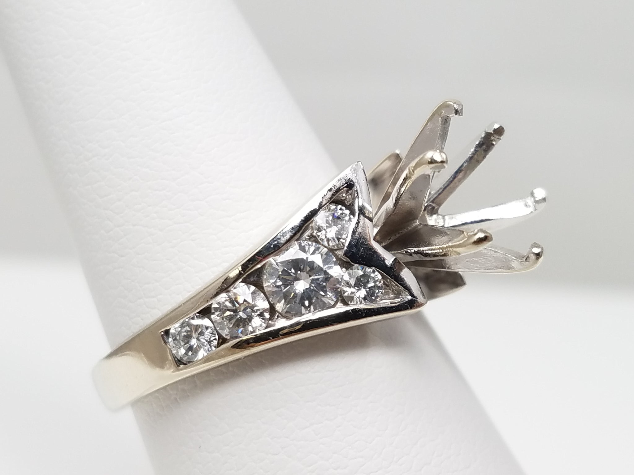 Sizzling 18k White Gold Natural Diamond Engagement Ring Mount