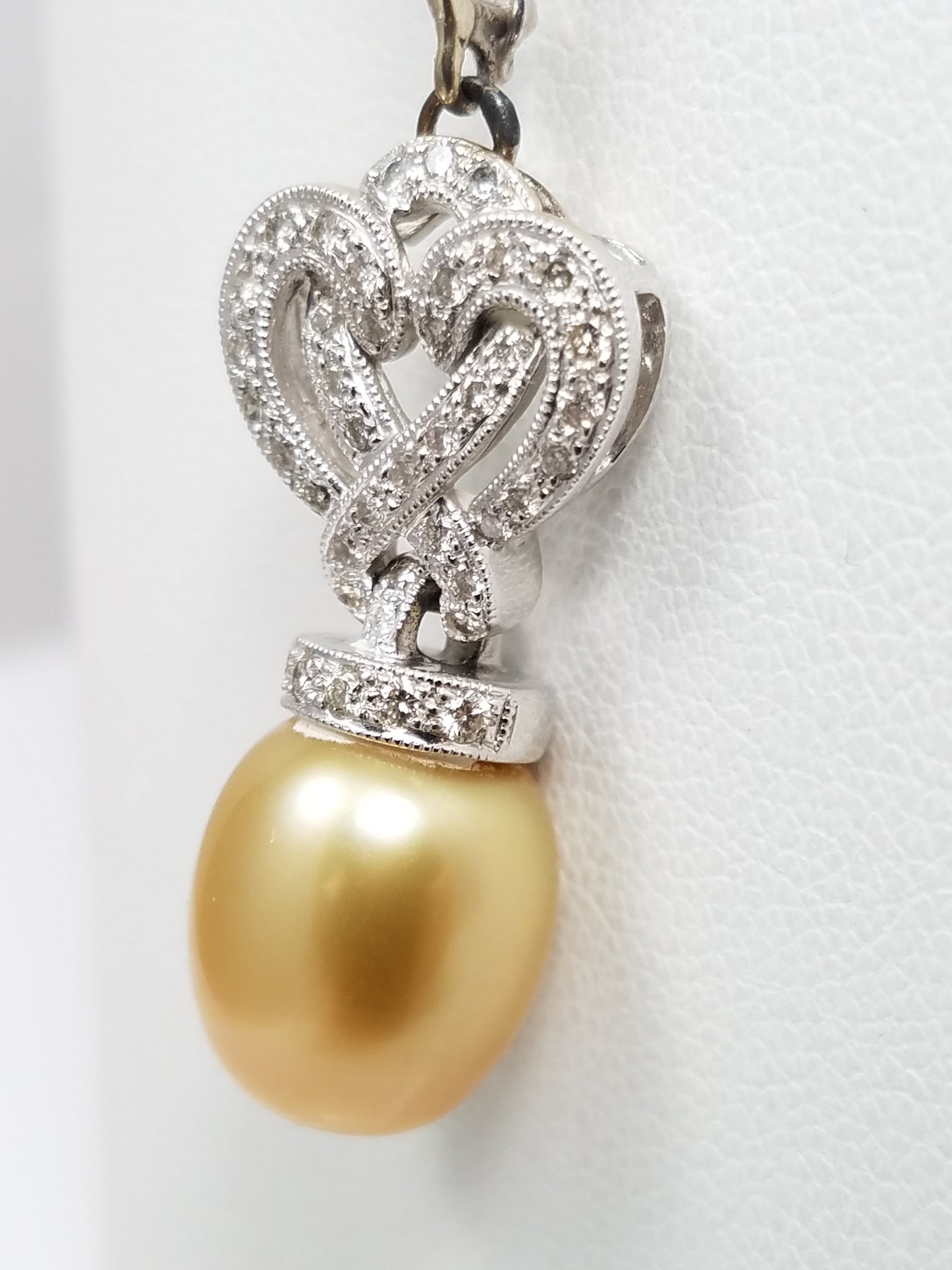 Fantastic 18k White Gold Cultured Pearl Natural Diamond Dangle Pendant