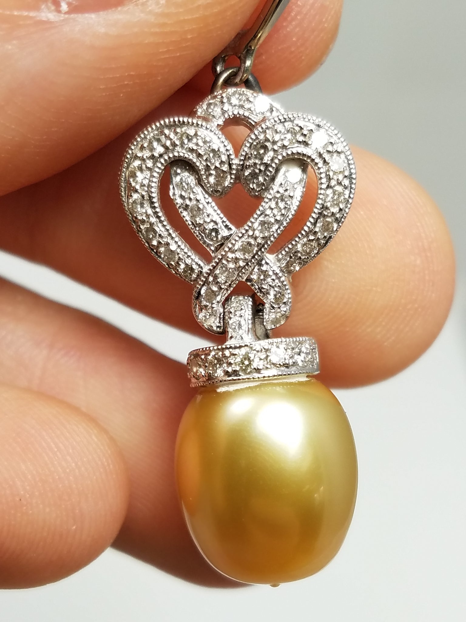 Fantastic 18k White Gold Cultured Pearl Natural Diamond Dangle Pendant