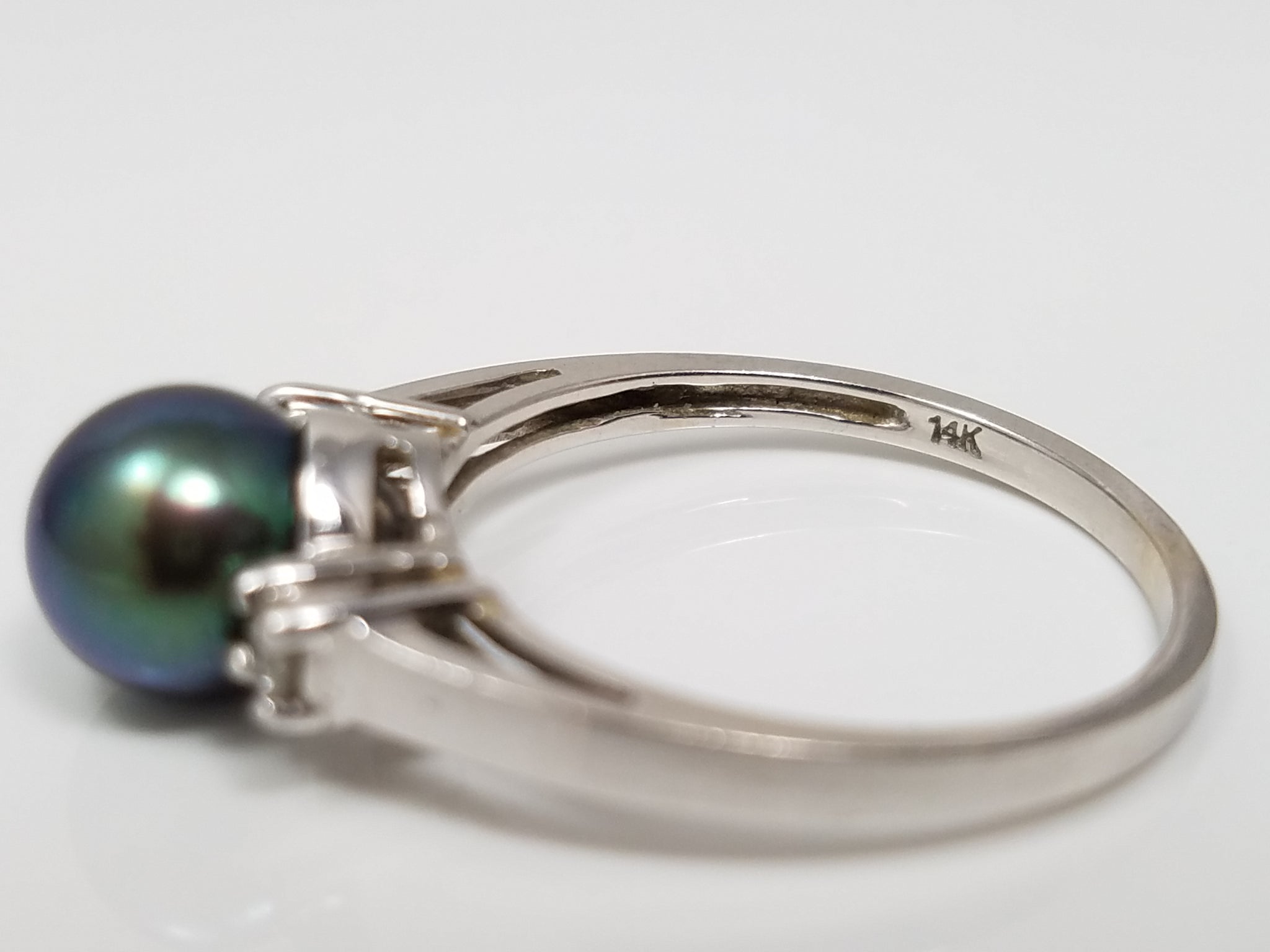 Graceful 14k White Gold Cultured Pearl Natural Diamond Ring