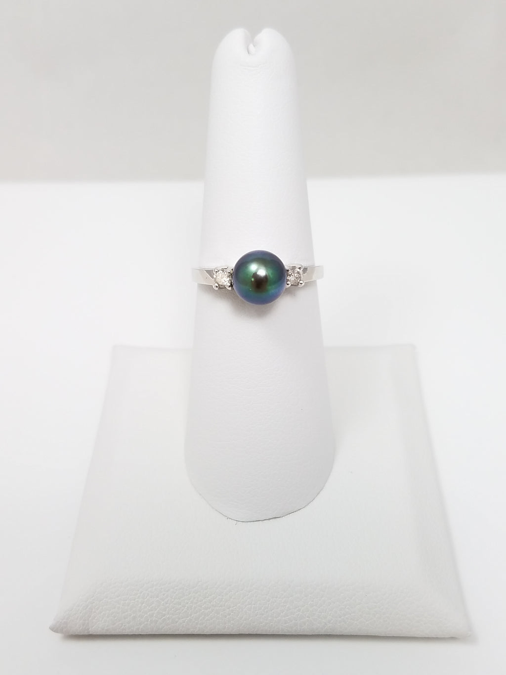 Graceful 14k White Gold Cultured Pearl Natural Diamond Ring