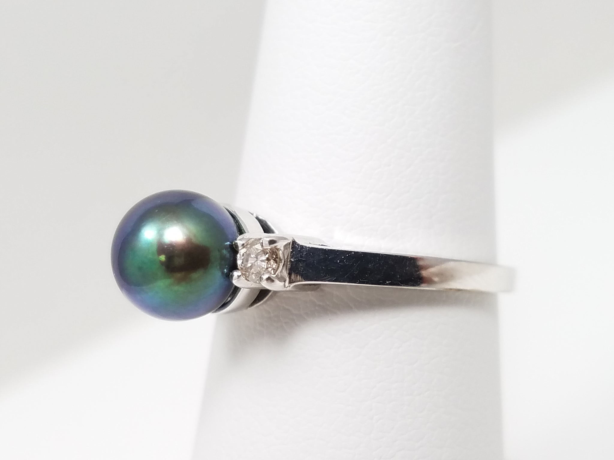 Graceful 14k White Gold Cultured Pearl Natural Diamond Ring