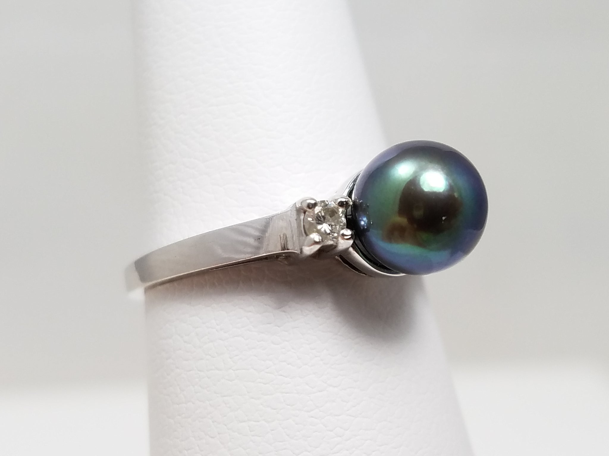 Graceful 14k White Gold Cultured Pearl Natural Diamond Ring