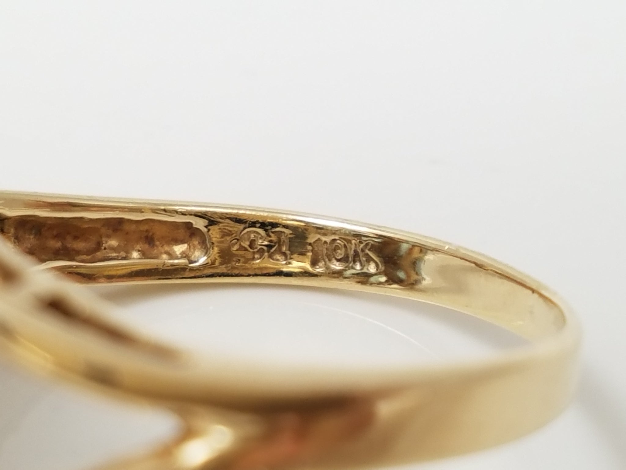 Glamorous 10k Yellow Gold Natural Blue Topaz Freeform Ring