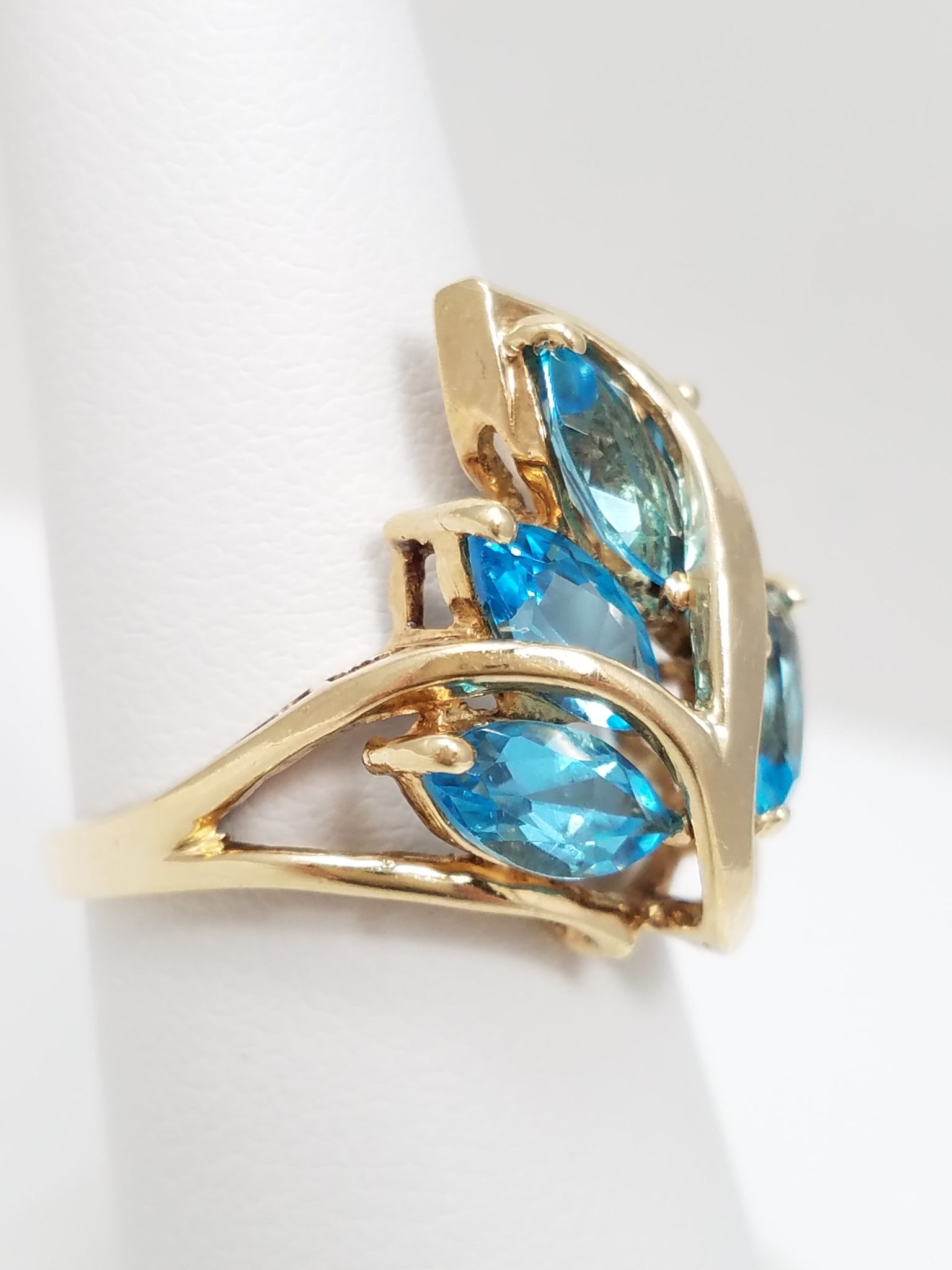 Glamorous 10k Yellow Gold Natural Blue Topaz Freeform Ring
