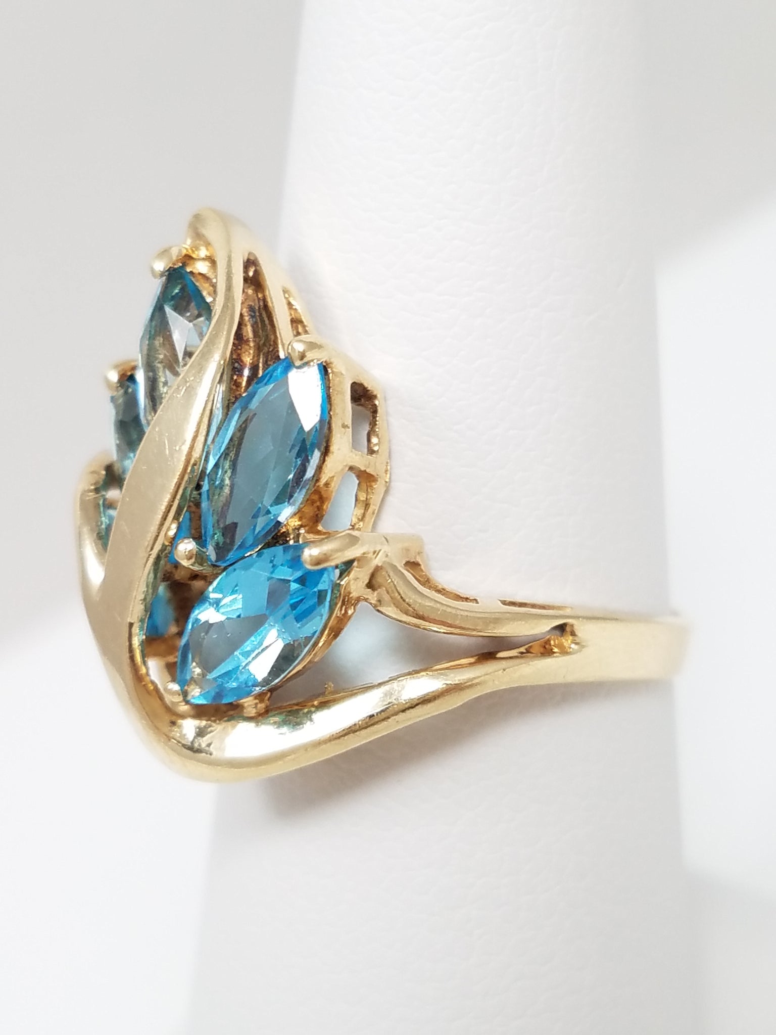 Glamorous 10k Yellow Gold Natural Blue Topaz Freeform Ring