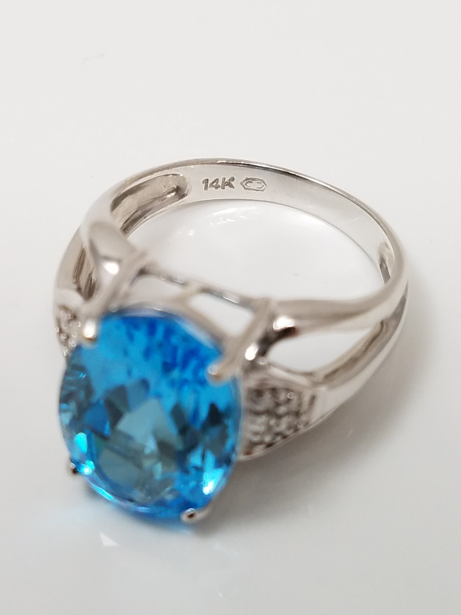 Gleaming 14k White Gold Natural Blue Topaz Diamond Ring