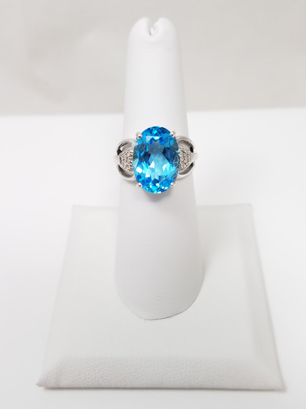 Gleaming 14k White Gold Natural Blue Topaz Diamond Ring