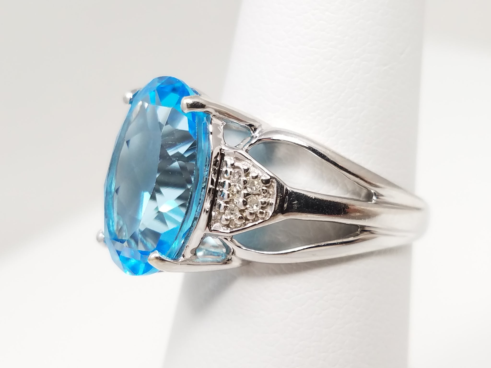Gleaming 14k White Gold Natural Blue Topaz Diamond Ring