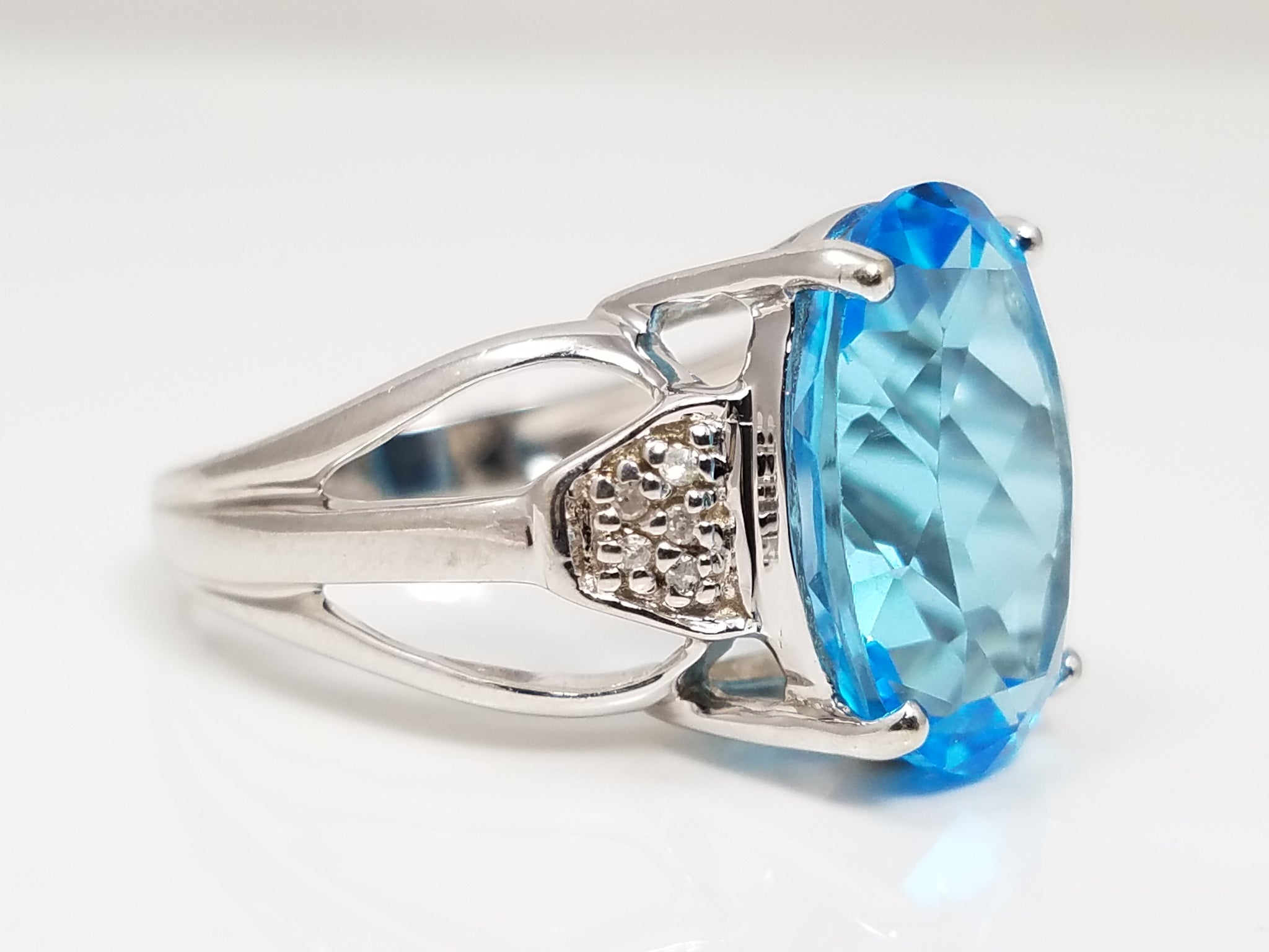 Gleaming 14k White Gold Natural Blue Topaz Diamond Ring