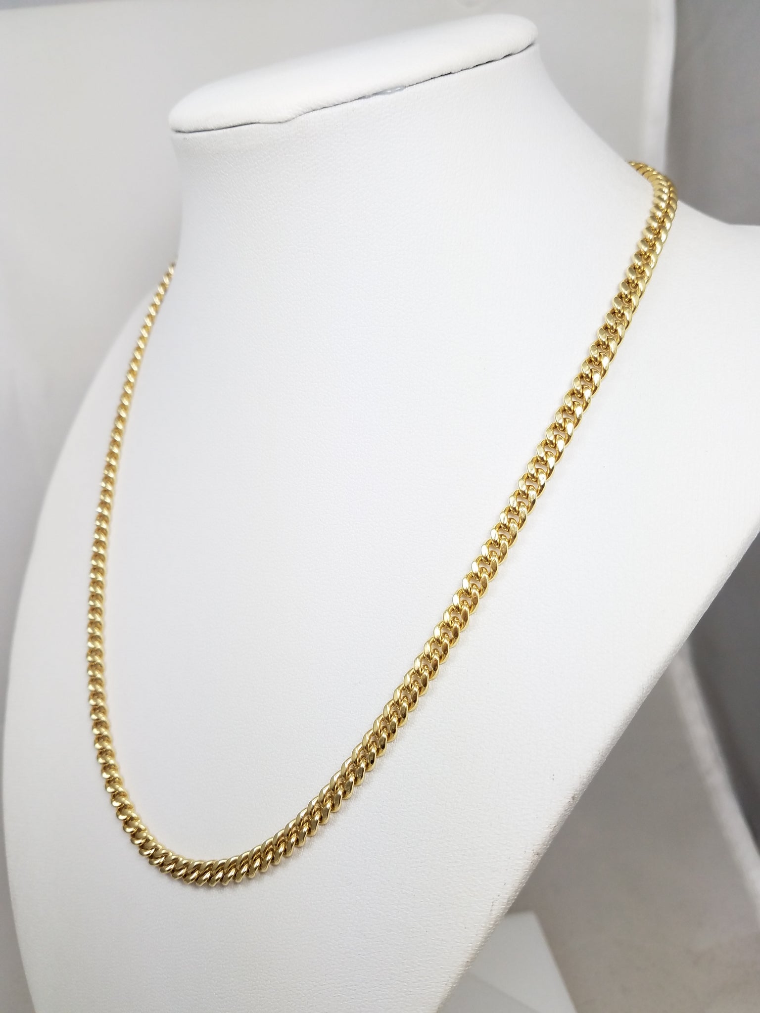 Sporty 18" Hollow 10k Yellow Gold Curb Link Chain Necklace