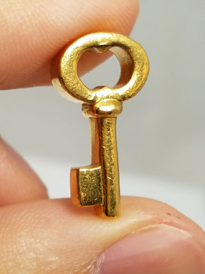 MENE $1,100 Retail Solid 24k Yellow Gold Key Pendant