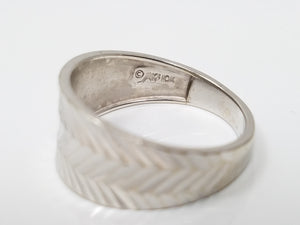 Shimmering 10k White Gold Diamond Cut Ring Band