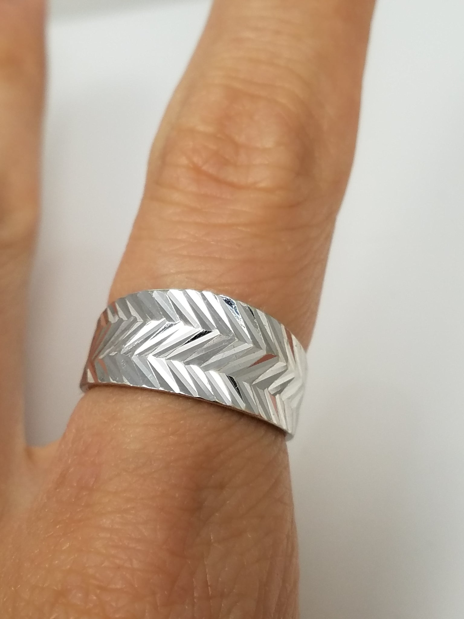 Shimmering 10k White Gold Diamond Cut Ring Band