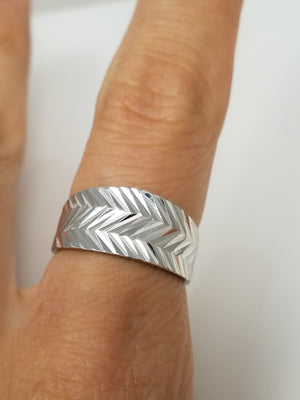 Shimmering 10k White Gold Diamond Cut Ring Band