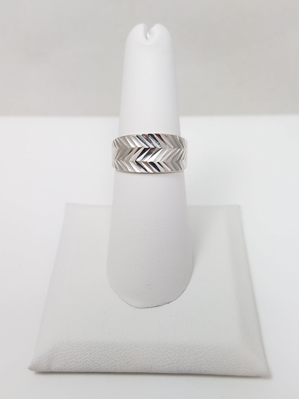 Shimmering 10k White Gold Diamond Cut Ring Band