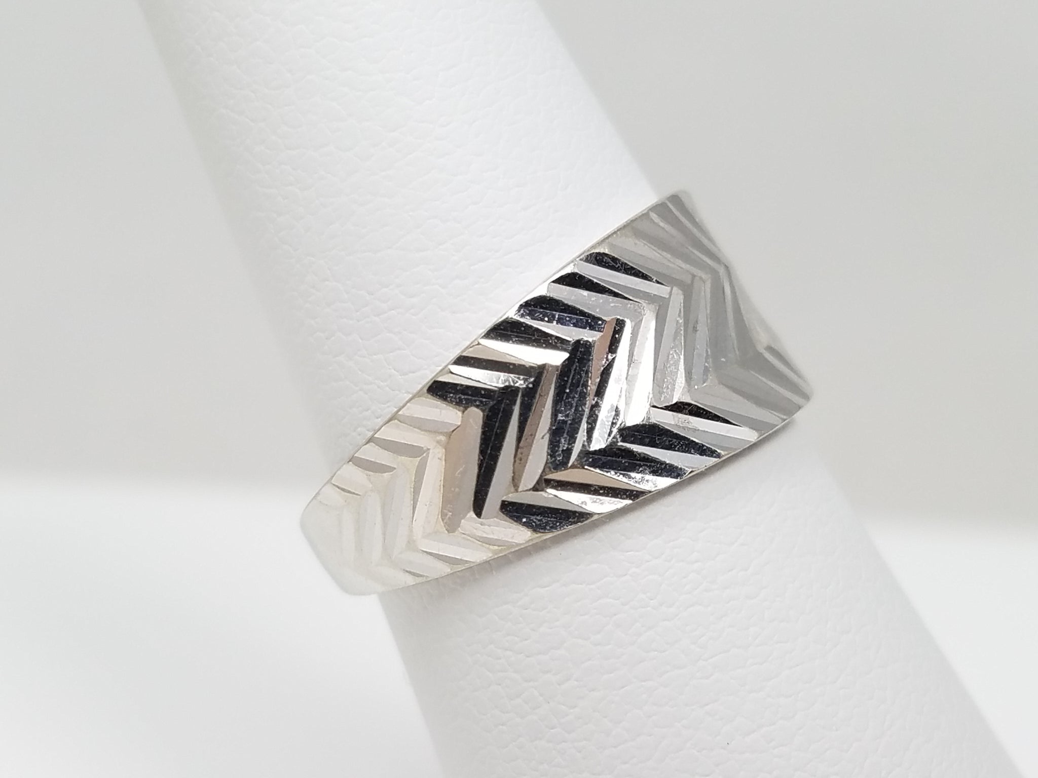 Shimmering 10k White Gold Diamond Cut Ring Band