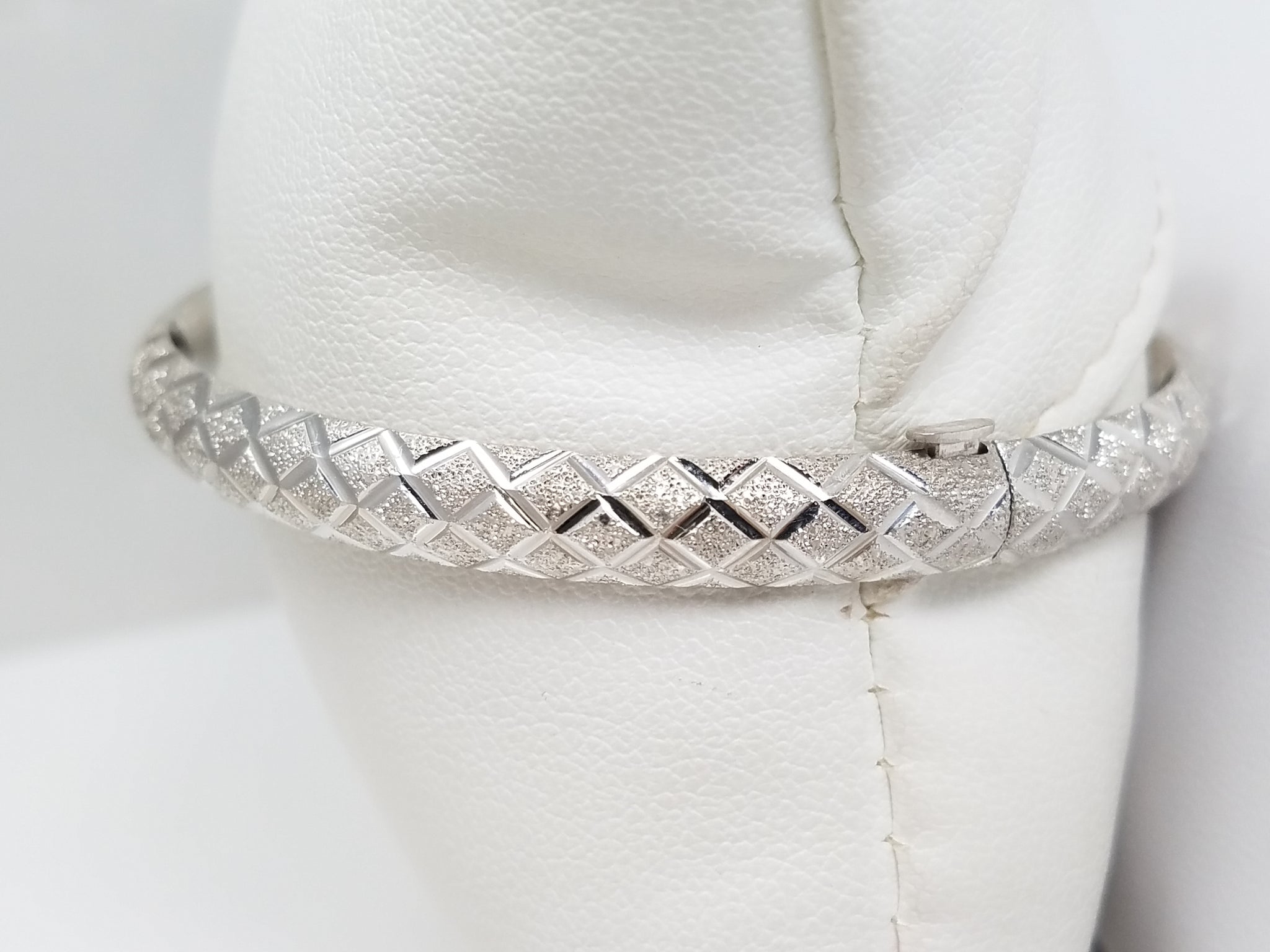 Sparkly 14k White Gold Diamond Cut Hinged Bangle Bracelet